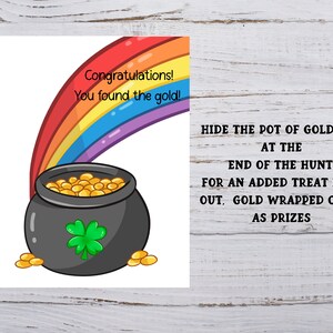 Op de afbeelding: Een zwarte pot gevuld met gouden munten staat onder een regenboog met de tekst "Gefeliciteerd! Je hebt de goud gevonden!" De tekst "VERBERG HET GOUD POT-BORD AAN HET EINDE VAN DE JACHT. VOOR EEN EXTRA TRAKTATIE, HANDIG UIT, GOUD INGEPAKTE SNOEP ALS PRIJZEN" is ook inbegrepen.
