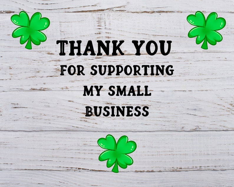Op de afbeelding: Witte houten achtergrond met de tekst "THANK YOU FOR SUPPORTING MY SMALL BUSINESS" in zwarte letters. Drie groene vierbladige klaverblaadjes zijn rond de tekst geplaatst.