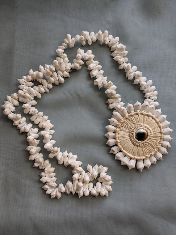Vintage Operculum Shell Necklace Costume Jewelry B