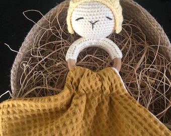 Beißring, Rassel und Spucktuch in einer Geschenkbox ; Babyparty-Geschenk; Amigurumi; Knistertuch; Greif Spielzeug; Geschenkset zur Taufe; Schnuller