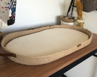 Panier à langer avec coussin ; Panier à langer fait à la main à partir de jute sur fond en bois, matelas à langer, table à langer pour bébé, boîtes à couches en option