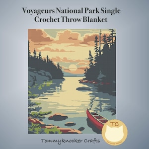 Op de afbeelding: Voyageurs National Park enkele gehaakte sprei. De afbeelding toont een gepixeld landschap van een meer met een rode kano. De lucht is een mix van oranje, gele en blauwe tinten, met donkergroene bomen aan weerszijden van het meer.