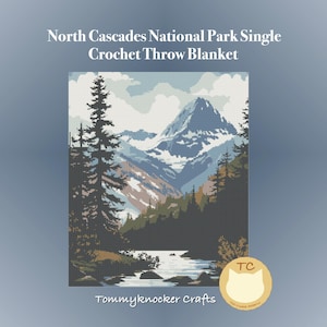 Peut inclure: Une couverture au crochet représentant un paysage pixélisé du parc national de North Cascades. Le motif comprend une chaîne de montagnes enneigées, des arbres et une rivière. Le texte "North Cascades National Park Single Crochet Throw Blanket" est en haut.