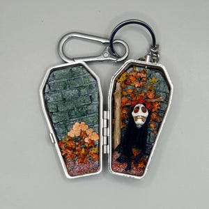 Coffin keychain, miniature coffin diorama, sugar skull keyring, gothic keyring goth girl gifts, dark academia oddities gift for women, re