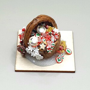 Miniatuurmandje van walnotenhout kerstdiorama, minisnoepjesornament, nieuwe voedselcadeaus