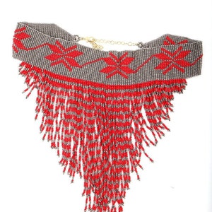 Peut inclure: Un collier de perles rouge et argent avec un design en frange. Le collier a un motif g&eacute;om&eacute;trique avec des fleurs rouges sur un fond argent&eacute;.