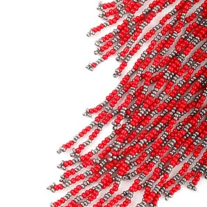 Peut inclure: Frange de perles rouges et argent&eacute;es avec un design en cascade. La frange est compos&eacute;e de petites perles rondes enfil&eacute;es ensemble selon un motif r&eacute;p&eacute;titif.