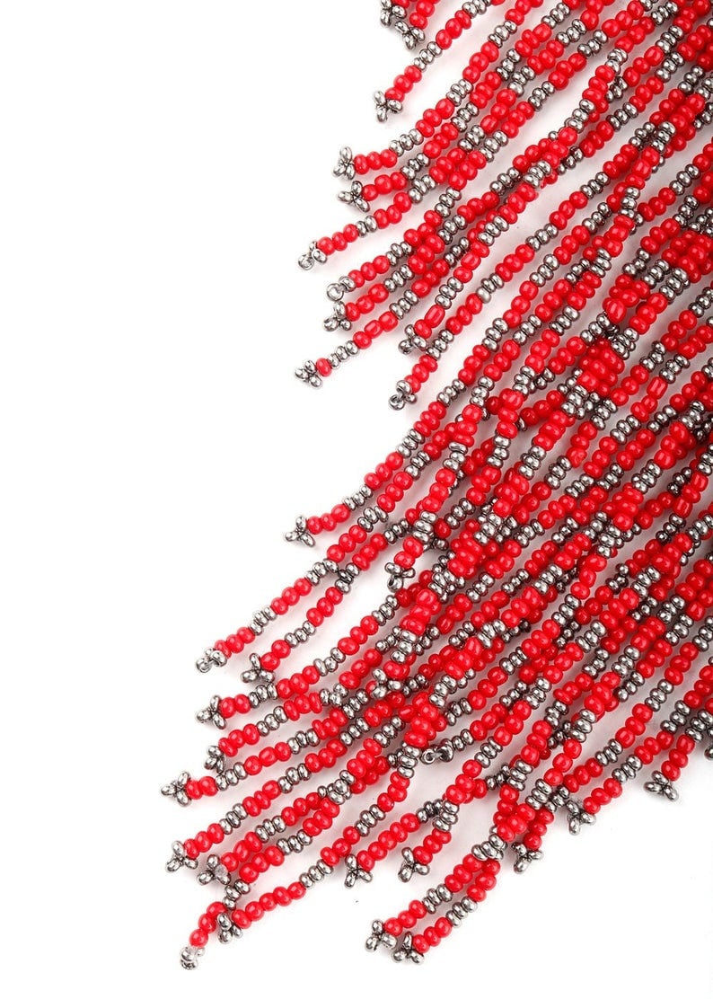 Peut inclure: Frange de perles rouges et argent&eacute;es avec un design en cascade. La frange est compos&eacute;e de petites perles rondes enfil&eacute;es ensemble selon un motif r&eacute;p&eacute;titif.