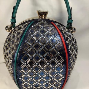 Monedero redondo azul marino brillante y multicolor con diamantes de imitación y cierre superior con gemas: ¡RARO!