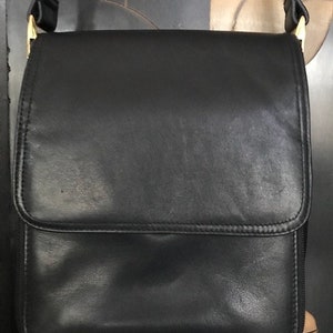 ¡Bolso bandolera/hombro de cuero azul marino oscuro suave de Worthington con área de billetera abierta con cremallera!