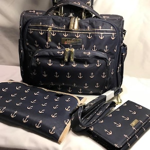 Bolso de pañales convertible azul marino con anclas Jujube - Colección Monarch Legacy Modelo n.° 13FM02L ¡Con billetera a juego ADICIONAL!
