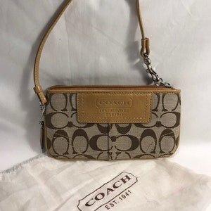 Bolso de mano Coach Brown Signature: bolso con el raro logotipo grande de cuero de Coach "Leatherware Est. 1941" y etiqueta con el logotipo adjunta.