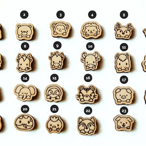 以下が含まれることがあります： ユニークなデザインの23個の木製動物型切り抜きコレクション。動物には、クマ、サル、ライオン、シカ、ヒツジ、ユニコーン、キリン、ウシ、ウマ、キツネ、ウサギ、ゾウ、ナマケモノ、トラ、ブタ、パンダ、ネコ、カメ、ニワトリ、イヌが含まれます。