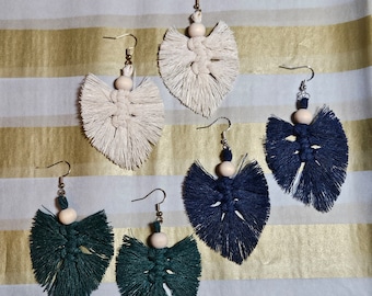 Mini Macrame Feather Earrings: Boho Chic Leaf Design