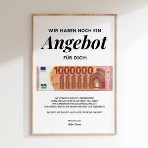 Könnte beinhalten: Ein weißer gerahmter Poster mit dem Text "Wir haben noch ein Angebot für dich: 1000000" und einem 10-Euro-Schein. Der Text unter dem Schein lautet "Na, konnten wir dich überzeugen? Einen Versuch war es auf jeden Fall wert! Wir danken dir für die gemeinsame Zeit und wünschen dir auf deinem Weg nur das Allerbeste! Bleib so wie du bist. Alles Gute für deine Zukunft! Mach's guti dein Team."