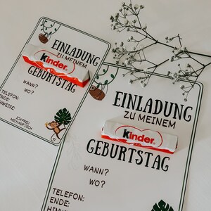 Pode incluir: Dois cartões brancos com detalhes verdes e marrons. Cada cartão tem o texto "Einladung zu meinem Kinder. Geburtstag" com uma barra de chocolate no topo. O texto "Wann? Wo? Telefon: Ende: Hinweise: Ich freu mich auf dich" está na parte inferior de cada cartão.