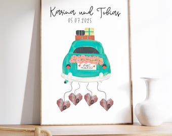 Könnte beinhalten: Ein türkisfarbener Oldtimer mit einem "Just Married"-Schild und rosa Blumen am Heck. Das Auto trägt Gepäck und Geschenkboxen auf dem Dach. Vier Origami-Herzen hängen am Heck des Autos. Der Text "Karina und Tobias 05.07.2025" befindet sich oben im Bild.