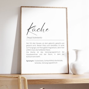 Könnte beinhalten: Ein schwarz-weißes, druckbares Wandbild mit dem deutschen Wort "Küche" (Küche) in Kursivschrift. Das Wort wird als der Ort im Haus definiert, an dem gekocht, gegessen und genossen wird. Der Druck enthält auch Synonyme für das Wort "Küche" auf Deutsch.