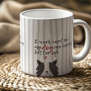 Könnte beinhalten: Weiße Keramiktasse mit grauen und weißen Streifen. Die Tasse hat eine Schwarzweiß-Hundeillustration und den Text "Ich arbeite hart, damit mein Hund ein besseres Leben haben kann."