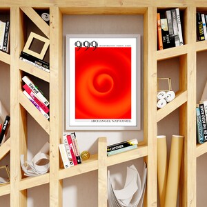 Puede incluir: Una estanter&iacute;a de madera con un dise&ntilde;o geom&eacute;trico, llena de libros y objetos decorativos. La estanter&iacute;a tiene una impresi&oacute;n enmarcada roja y blanca con el texto "(999) ARCHANGEL NATHANIEL".