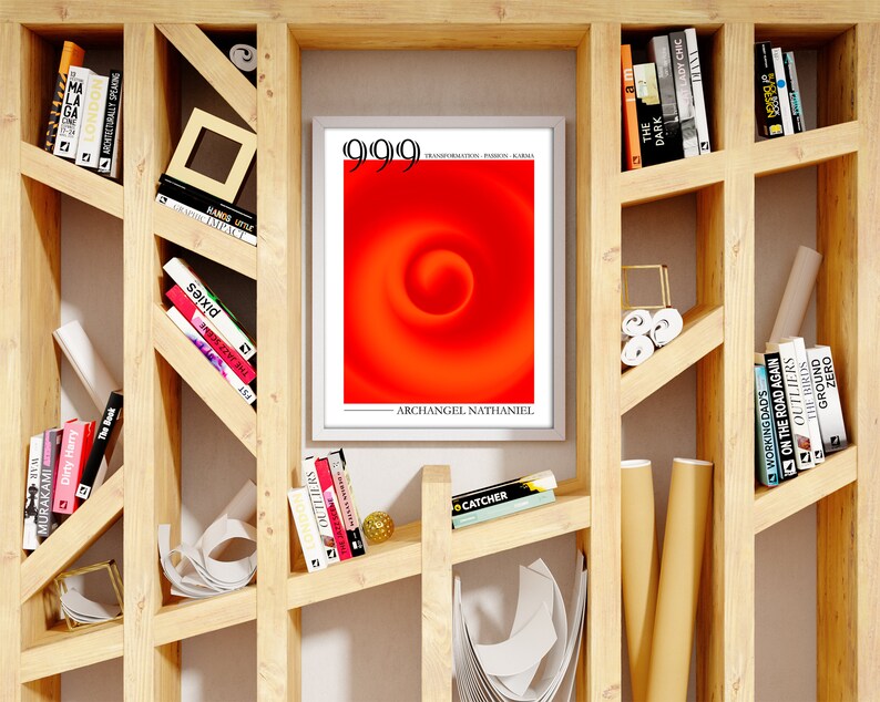 Puede incluir: Una estanter&iacute;a de madera con un dise&ntilde;o geom&eacute;trico, llena de libros y objetos decorativos. La estanter&iacute;a tiene una impresi&oacute;n enmarcada roja y blanca con el texto "(999) ARCHANGEL NATHANIEL".