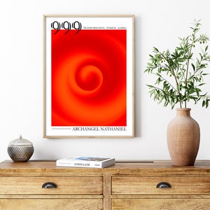 Puede incluir: Una impresi&oacute;n enmarcada con un dise&ntilde;o de remolino rojo y naranja. La impresi&oacute;n tiene el texto "999" y "Archangel Nathaniel".