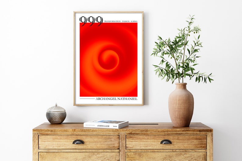 Puede incluir: Una impresi&oacute;n enmarcada con un dise&ntilde;o de remolino rojo y naranja. La impresi&oacute;n tiene el texto "999" y "Archangel Nathaniel".