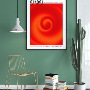 Puede incluir: Un p&oacute;ster enmarcado con un dise&ntilde;o de remolino rojo y naranja. El p&oacute;ster tiene el texto "999 Transformation - Passion - Karma" y "Archangel Nathaniel". El p&oacute;ster est&aacute; colgado en una pared verde con una silla de metal dorado, una pila de libros y un cactus en maceta.