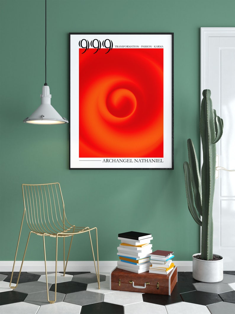 Puede incluir: Un p&oacute;ster enmarcado con un dise&ntilde;o de remolino rojo y naranja. El p&oacute;ster tiene el texto "999 Transformation - Passion - Karma" y "Archangel Nathaniel". El p&oacute;ster est&aacute; colgado en una pared verde con una silla de metal dorado, una pila de libros y un cactus en maceta.