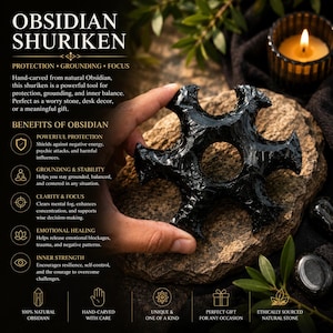 Puede incluir: Un shuriken de obsidiana negra, tallado a mano en piedra natural. La imagen presenta el texto "OBSIDIAN SHURIKEN" y detalles sobre sus beneficios, incluyendo protección y conexión a tierra. El shuriken se sostiene sobre un fondo de piedra natural.