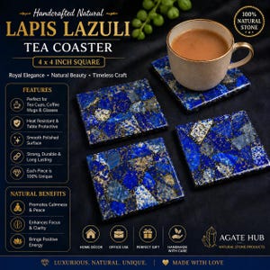Könnte beinhalten: Vier quadratische Lapis Lazuli Tee-Untersetzer, jeweils 10 x 10 cm groß, mit einem lebendigen blau-goldenen Mosaikmuster. Die Untersetzer sind hitzebeständig und haben eine glatte, polierte Oberfläche. Eine Tasse Tee steht auf einem Untersetzer.