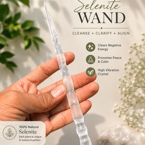 Op de afbeelding: Een doorschijnende, witte selenietstaf met een spiraalvormig gesneden textuur. De tekst op de afbeelding luidt: Selenite WAND, CLEANSE CLARIFY ALIGN, Clears Negative Energy, Promotes Peace & Calm, High Vibration Crystal, 100% Natural Selenite.