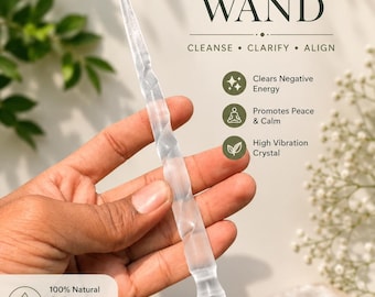 Könnte beinhalten: Ein durchscheinender, weißer Selenitstab mit einer spiralförmig geschnitzten Textur. Der Text auf dem Bild lautet: Selenite WAND, CLEANSE CLARIFY ALIGN, Clears Negative Energy, Promotes Peace & Calm, High Vibration Crystal, 100% Natural Selenite.