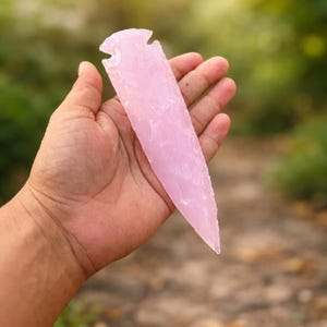Lame de cristal curative artisanale pointe de flèche en quartz rose