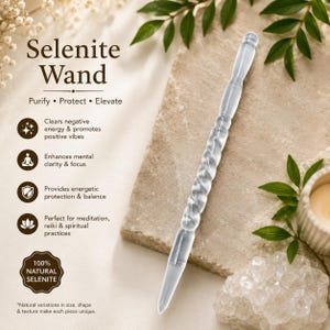 Op de afbeelding: Een heldere, doorschijnende selenietstaf met een gedraaid, spiraalvormig gesneden handvat en een gladde, puntige uiteinde. De tekst op de afbeelding luidt Selenite Wand, Purify, Protect, Elevate en 100% Natural Selenite, met lijsten van voordelen.