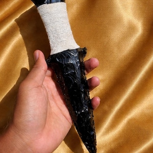 Puede incluir: Un letrero de madera rústico con la frase "Welcome to our home" en letras blancas. El letrero presenta un acabado envejecido y un diseño sencillo y acogedor.