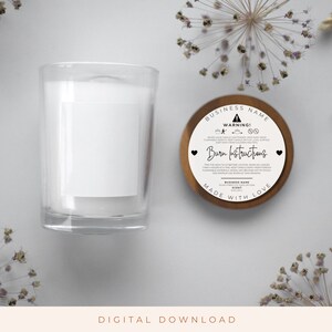 Pode incluir: Um frasco de vela marrom com um r&oacute;tulo branco que diz "Nome da Empresa" e "Aviso!" com &iacute;cones de seguran&ccedil;a. O r&oacute;tulo tamb&eacute;m inclui "Instru&ccedil;&otilde;es de Queima" e "Feito com Amor".