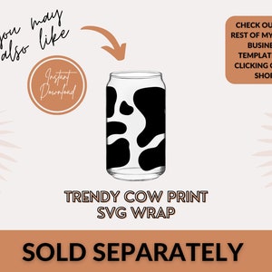 Op de afbeelding: Een zwart-witte koe-print ontwerp SVG wrap voor een blik. Het ontwerp is voor een trendy koe-print blik wrap. De tekst "TRENDY COW PRINT SVG WRAP" staat onder het blik. De tekst "SOLD SEPARATELY" staat onder het ontwerp.