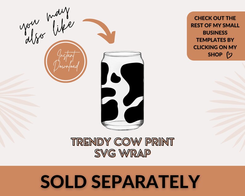 Op de afbeelding: Een zwart-witte koe-print ontwerp SVG wrap voor een blik. Het ontwerp is voor een trendy koe-print blik wrap. De tekst "TRENDY COW PRINT SVG WRAP" staat onder het blik. De tekst "SOLD SEPARATELY" staat onder het ontwerp.