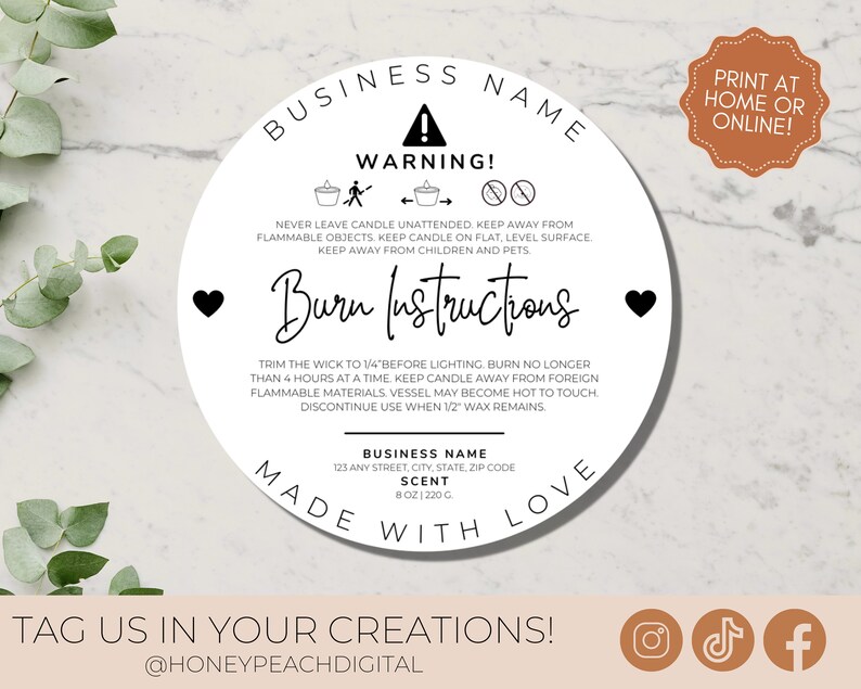 Pode incluir: Um r&oacute;tulo circular branco com texto preto que diz "Nome da Empresa" no topo e "Feito com amor" na parte inferior. O r&oacute;tulo tamb&eacute;m inclui um aviso sobre a seguran&ccedil;a das velas, instru&ccedil;&otilde;es de queima e um nome e endere&ccedil;o da empresa. O r&oacute;tulo &eacute; projetado para frascos de velas.