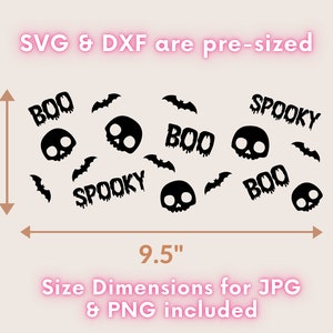 Op de afbeelding: Zwart-wit Halloween-ontwerp met schedels, vleermuizen en de woorden "BOO" en "SPOOKY". Het ontwerp is 9,5 inch breed en 4 inch hoog.