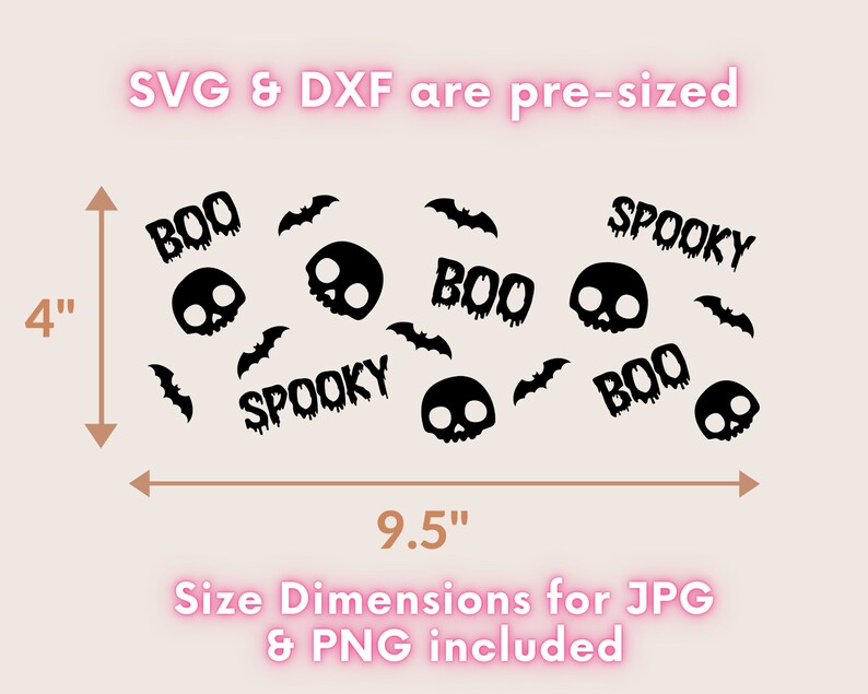 Op de afbeelding: Zwart-wit Halloween-ontwerp met schedels, vleermuizen en de woorden "BOO" en "SPOOKY". Het ontwerp is 9,5 inch breed en 4 inch hoog.