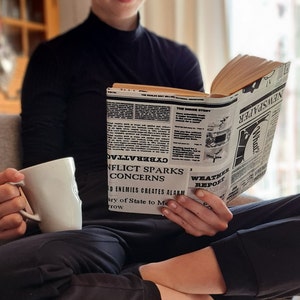 Book cover, book sleeve with newspaper motif, made of fabric, black/white or black/beige, in the unique "Stoffi design" with velcro fastener