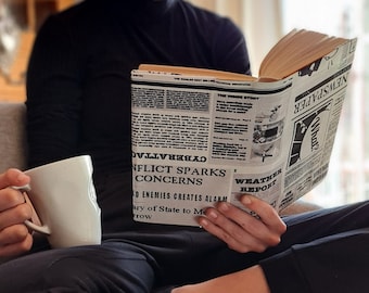 Book cover, book sleeve with newspaper motif, made of fabric, black/white or black/beige, in the unique "Stoffi design" with velcro fastener