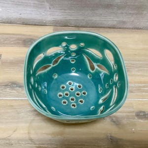 Ciotola di bacche con design a forma di libellula in ceramica