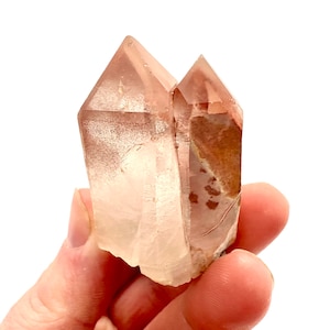 Een prachtige beëindigde donkerrode en volledig beëindigde fantoomkwarts in edelsteenmineraalkristalCLUSTER