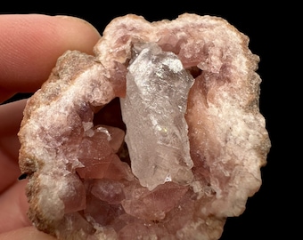 アルゼンチン産の美しい長いピンクの原石アメジストジオード。内部に