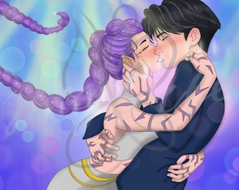 Pode incluir: Ilustração digital de um casal a abraçar-se e a beijar-se. A mulher tem cabelo roxo e o homem tem cabelo preto. Ambos têm tatuagens a condizer nos braços. O fundo é um gradiente de azul e roxo com efeitos bokeh.