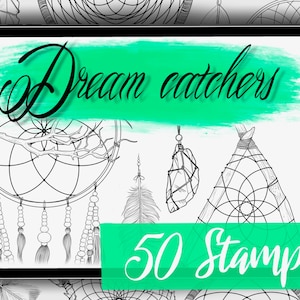 Op de afbeelding: Een digitale illustratie van 50 droomvangerontwerpen. De afbeelding toont een verscheidenheid aan droomvangers, waaronder traditionele ronde ontwerpen, traanvormen en een driehoekig ontwerp. De droomvangers zijn versierd met veren, kralen en kristallen. De tekst "Dreamcatchers" en "50 Stamps!" staat op de afbeelding.