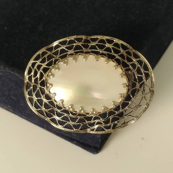 Vintage oval brooch silver tone with Perlmutt/ shell